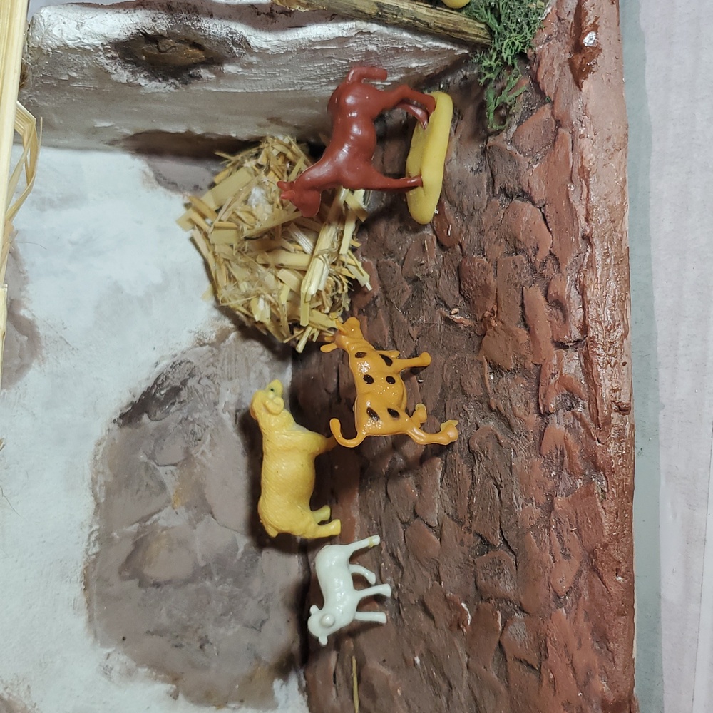 Andmade Rustic Nativity Stable - Picture 3 of 12